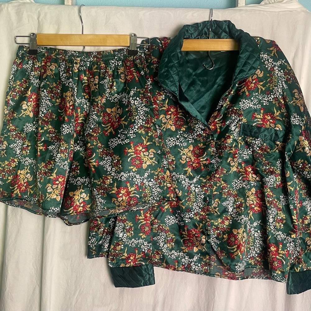 VTG Victoria's Secret Elegant Green floral 2 piece silky pajama shorts set Sz S